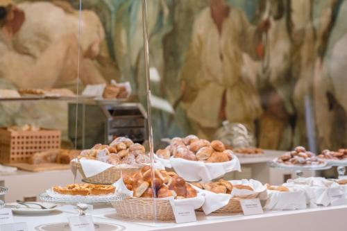 Hotel Royal Continental - image 12