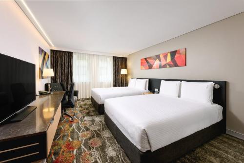 Standard Queen Room with Two Queen Beds image 7