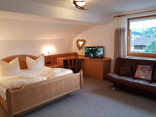 1 queen bed, 1 sofa bed