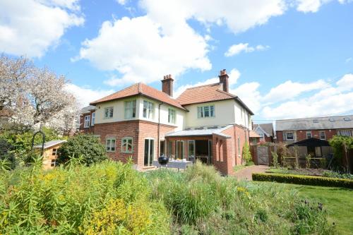Holly Lodge - image 4