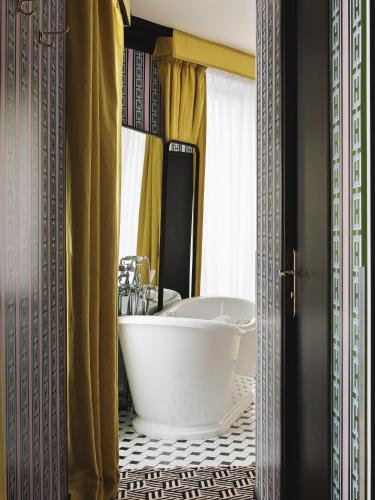 room detail thumbnail 2