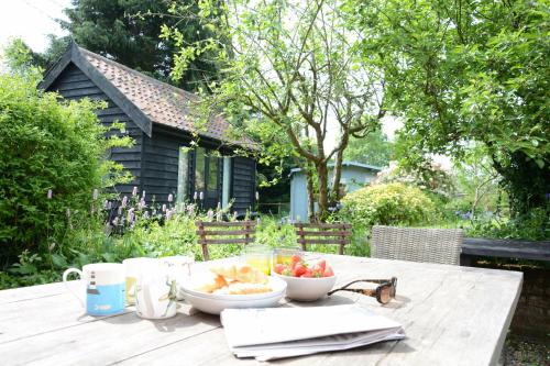 A szálláshely kívülről, The White House with Studio in Wortwell