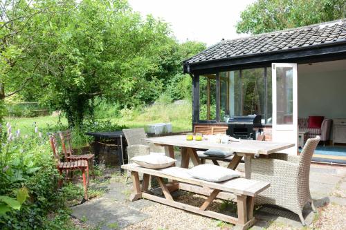 A szálláshely kívülről, The White House with Studio in Wortwell