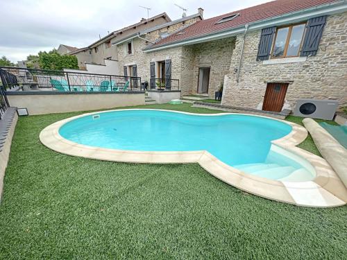 Maisons de vacances Maison chaleureuse avec piscine