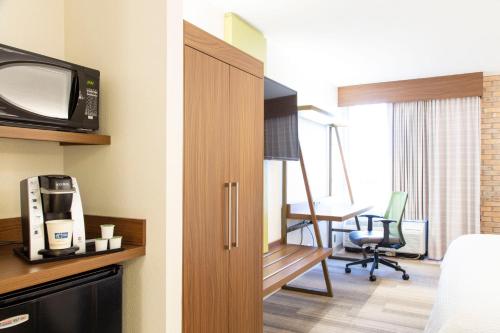 Holiday Inn Express - San Antonio Airport by IHG in San Antonio, USA