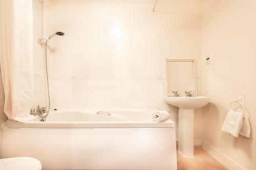 Picture of Best Price Stunning 2 Bed City Centre - 4 Single Beds Or 2 Super King, Smart Tvs, Sofa Bed & Free Se