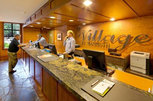 Lobby, The Village Lodge in Mammoth Lakes (CA)