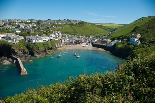 Kallowen Cottage at Crackington Haven, near Bude and Boscastle, Cornwall in Crackington Haven