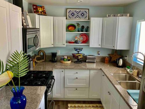 Hidden Gem LA 2bd house with dreamy backyard in Encino