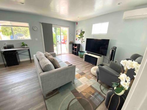 Hidden Gem LA 2bd house with dreamy backyard in Encino