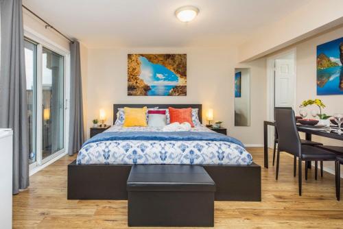 Modern Studio w King Bed - Central Ottawa