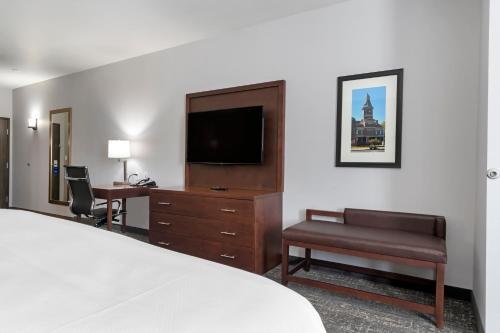 1 king bed, 1 sofa bed