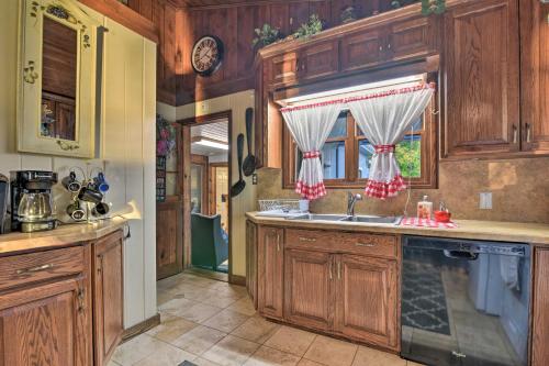 Cozy Lakefront Lapeer House with 2 Paddle Boats! - image 25