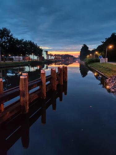 Ecolodge met jaccuzzi en warm zwembad in prachtige tuin met prive sauna Centrum Tilburg