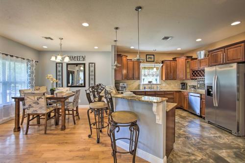 Waveland Family House, 4-Minute Drive to the Beach in Waveland, USA