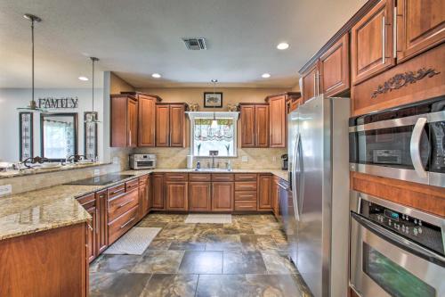 Waveland Family House, 4-Minute Drive to the Beach in Waveland, USA