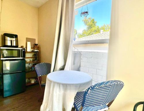 Sweet Tuscan Dreams-Private Entrance & Bathroom with Patio in Encino