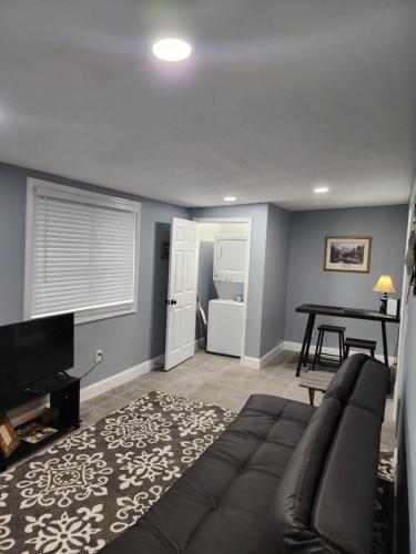 Lovely One Bedroom home/ guest house thumb 4