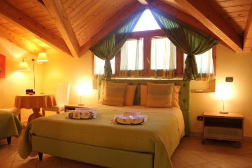 1 queen bed, 2 twin beds