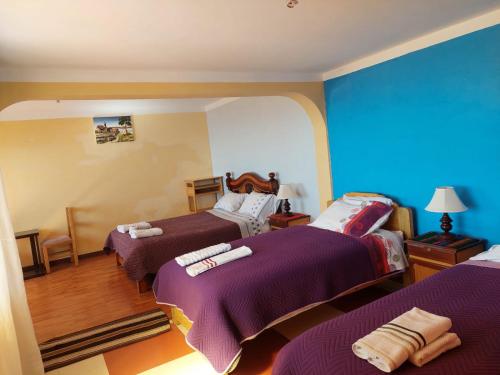 1 double bed, 2 twin beds