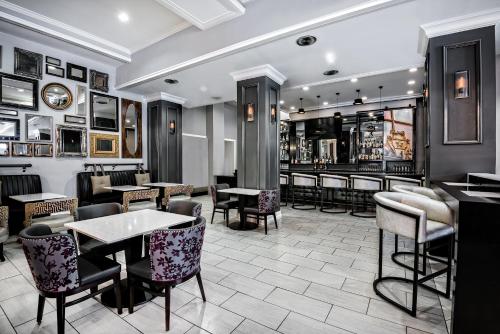 Bar/lounge, Hotel Indigo Dallas Downtown By IHG near Morton H. Meyerson Symphony Center