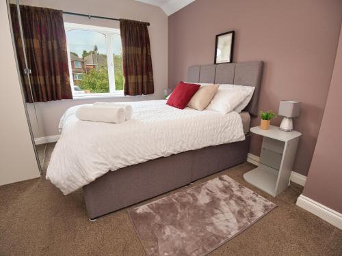 Cosy 3 bed with Parking- Family and Contractors