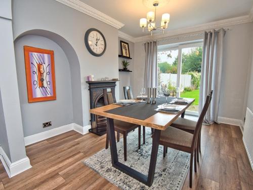 Cosy 3 bed with Parking- Family and Contractors