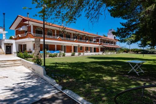 숙소 외관, Tsamadanis Hotel & Bungalows Friends Family in 라카이