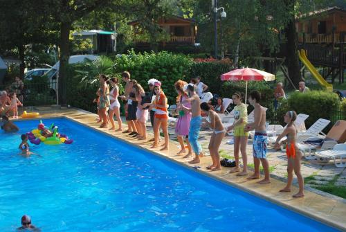 สระว่ายน้ำ, Dkamping Village - International Camping Ispra in อิสปรา