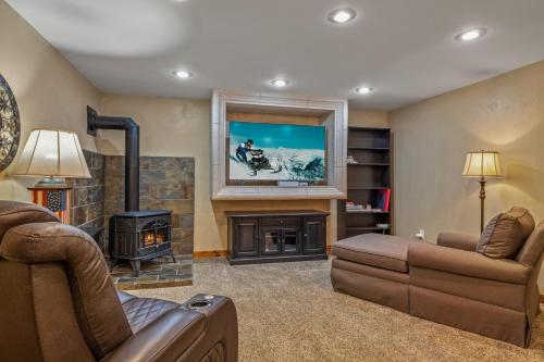 Liberty Lodge by KABINO Hot Tub Air Hockey 3 Living Rooms 7 bedrooms Boat Launch Reservoir ATV Snowmobile Trails WiFi - image 5