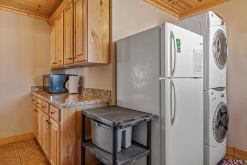 Liberty Lodge by KABINO Hot Tub Air Hockey 3 Living Rooms 7 bedrooms Boat Launch Reservoir ATV Snowmobile Trails WiFi - image 7