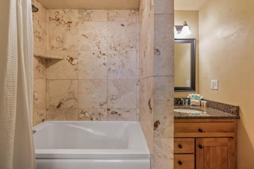 Liberty Lodge by KABINO Hot Tub Air Hockey 3 Living Rooms 7 bedrooms Boat Launch Reservoir ATV Snowmobile Trails WiFi - image 8