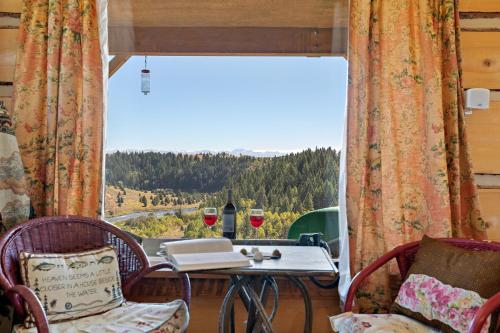 Lindas Perch by KABINO On Bank of Henrys Fork Mtn Views Fishing 6 acres Snake River WIFI Lindas Perch by KABINO On Bank of Henrys Fork Mtn Views Fishing 6 acres Snake River WIFI