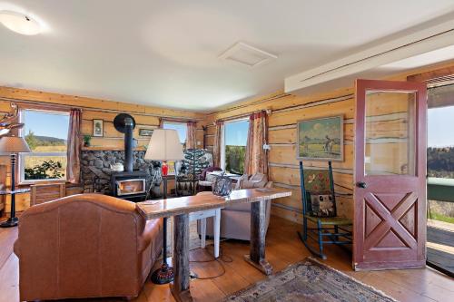 Lindas Perch by KABINO On Bank of Henrys Fork Mtn Views Fishing 6 acres Snake River WIFI Lindas Perch by KABINO On Bank of Henrys Fork Mtn Views Fishing 6 acres Snake River WIFI