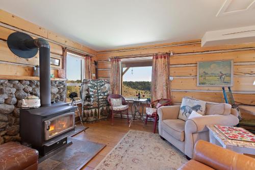 Lindas Perch by KABINO On Bank of Henrys Fork Mtn Views Fishing 6 acres Snake River WIFI Lindas Perch by KABINO On Bank of Henrys Fork Mtn Views Fishing 6 acres Snake River WIFI