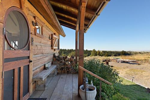 Lindas Perch by KABINO On Bank of Henrys Fork Mtn Views Fishing 6 acres Snake River WIFI Lindas Perch by KABINO On Bank of Henrys Fork Mtn Views Fishing 6 acres Snake River WIFI