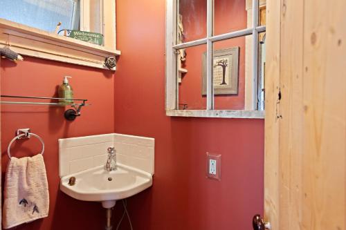 Lindas Perch by KABINO On Bank of Henrys Fork Mtn Views Fishing 6 acres Snake River WIFI Lindas Perch by KABINO On Bank of Henrys Fork Mtn Views Fishing 6 acres Snake River WIFI