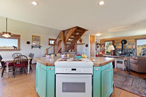 Lindas Perch by KABINO On Bank of Henrys Fork Mtn Views Fishing 6 acres Snake River WIFI Lindas Perch by KABINO On Bank of Henrys Fork Mtn Views Fishing 6 acres Snake River WIFI