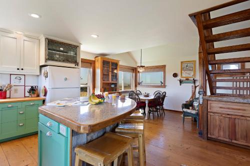 Lindas Perch by KABINO On Bank of Henrys Fork Mtn Views Fishing 6 acres Snake River WIFI Lindas Perch by KABINO On Bank of Henrys Fork Mtn Views Fishing 6 acres Snake River WIFI