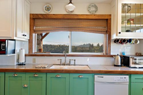 Lindas Perch by KABINO On Bank of Henrys Fork Mtn Views Fishing 6 acres Snake River WIFI Lindas Perch by KABINO On Bank of Henrys Fork Mtn Views Fishing 6 acres Snake River WIFI