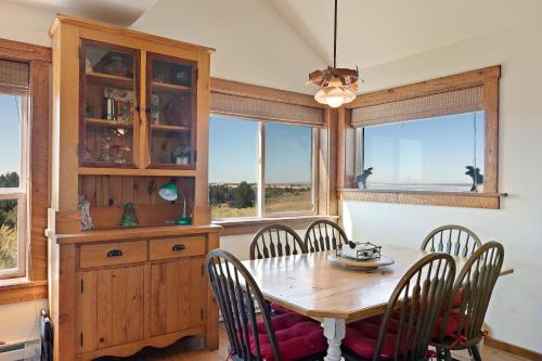 Lindas Perch by KABINO On Bank of Henrys Fork Mtn Views Fishing 6 acres Snake River WIFI Lindas Perch by KABINO On Bank of Henrys Fork Mtn Views Fishing 6 acres Snake River WIFI