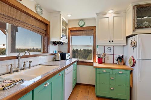 Lindas Perch by KABINO On Bank of Henrys Fork Mtn Views Fishing 6 acres Snake River WIFI Lindas Perch by KABINO On Bank of Henrys Fork Mtn Views Fishing 6 acres Snake River WIFI