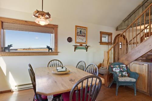 Lindas Perch by KABINO On Bank of Henrys Fork Mtn Views Fishing 6 acres Snake River WIFI Lindas Perch by KABINO On Bank of Henrys Fork Mtn Views Fishing 6 acres Snake River WIFI
