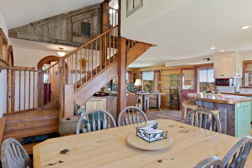 Lindas Perch by KABINO On Bank of Henrys Fork Mtn Views Fishing 6 acres Snake River WIFI Lindas Perch by KABINO On Bank of Henrys Fork Mtn Views Fishing 6 acres Snake River WIFI