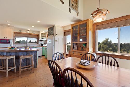 Lindas Perch by KABINO On Bank of Henrys Fork Mtn Views Fishing 6 acres Snake River WIFI Lindas Perch by KABINO On Bank of Henrys Fork Mtn Views Fishing 6 acres Snake River WIFI