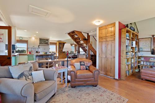 Lindas Perch by KABINO On Bank of Henrys Fork Mtn Views Fishing 6 acres Snake River WIFI Lindas Perch by KABINO On Bank of Henrys Fork Mtn Views Fishing 6 acres Snake River WIFI