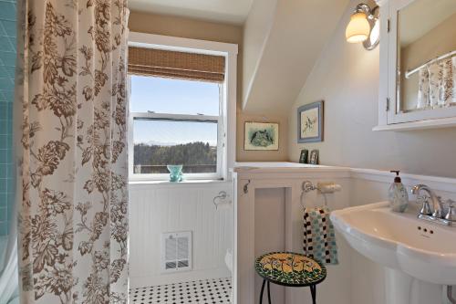 Lindas Perch by KABINO On Bank of Henrys Fork Mtn Views Fishing 6 acres Snake River WIFI Lindas Perch by KABINO On Bank of Henrys Fork Mtn Views Fishing 6 acres Snake River WIFI