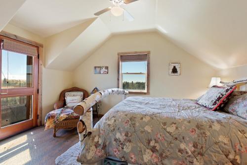 Lindas Perch by KABINO On Bank of Henrys Fork Mtn Views Fishing 6 acres Snake River WIFI Lindas Perch by KABINO On Bank of Henrys Fork Mtn Views Fishing 6 acres Snake River WIFI