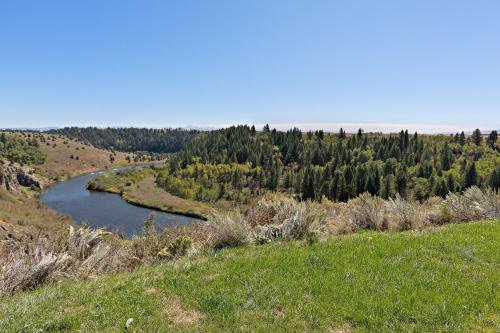 Lindas Perch by KABINO On Bank of Henrys Fork Mtn Views Fishing 6 acres Snake River WIFI Lindas Perch by KABINO On Bank of Henrys Fork Mtn Views Fishing 6 acres Snake River WIFI