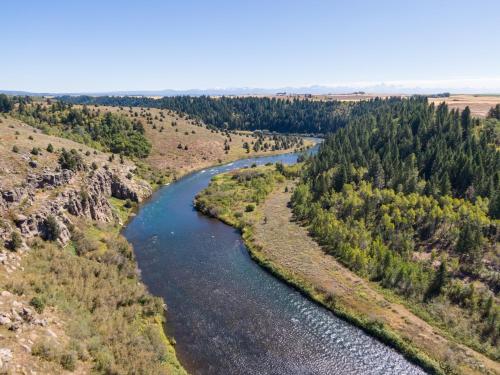 Lindas Perch by KABINO On Bank of Henrys Fork Mtn Views Fishing 6 acres Snake River WIFI Lindas Perch by KABINO On Bank of Henrys Fork Mtn Views Fishing 6 acres Snake River WIFI